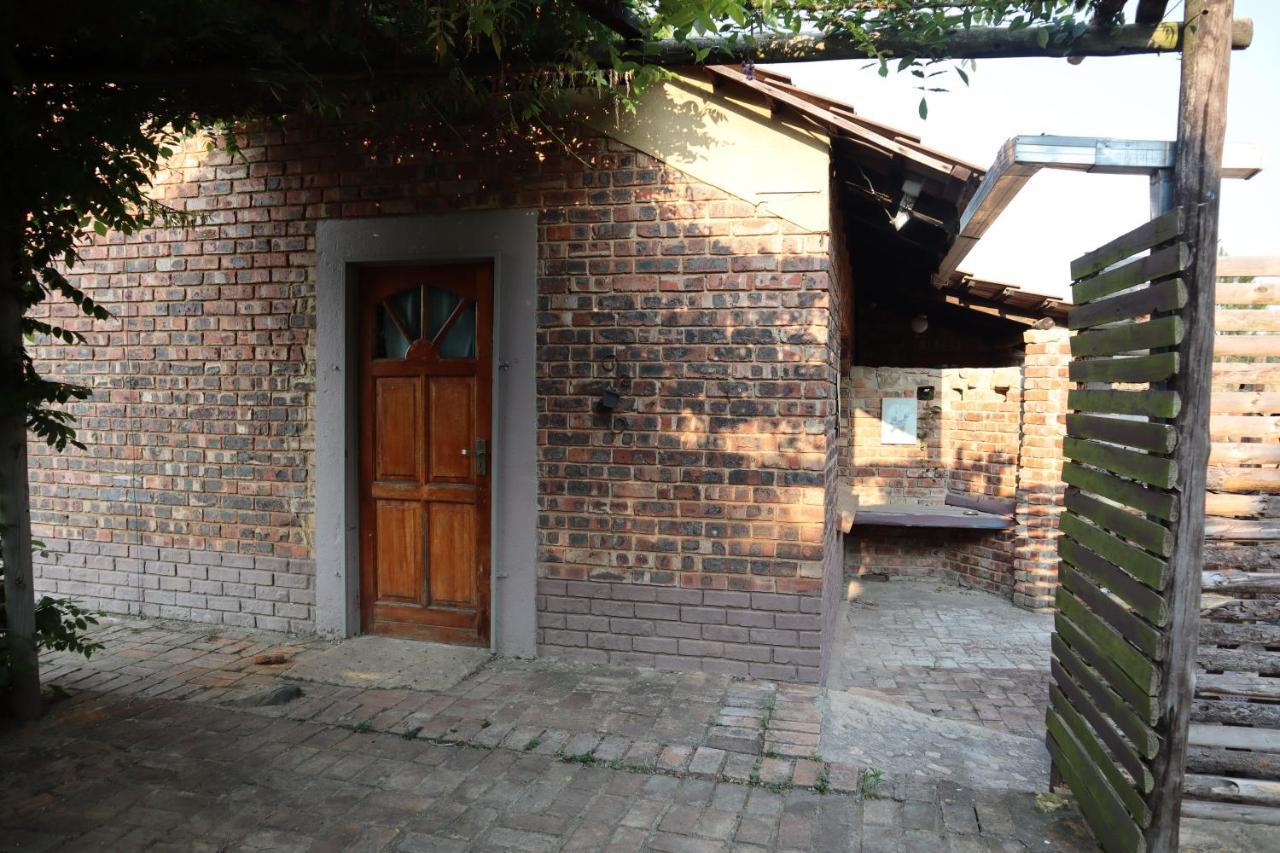 Rocks & Roses Farm Stay Lochiel Экстерьер фото
